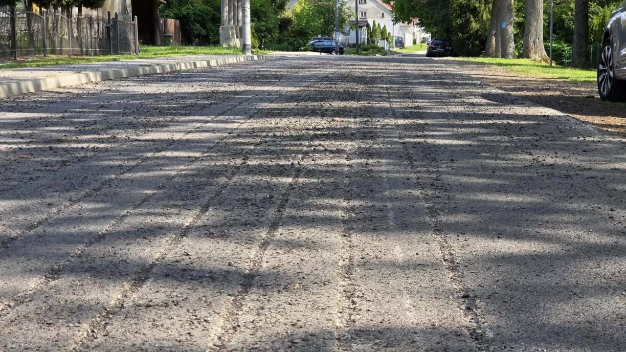 Asfaltowa droga, zniszczone przez sprzęt rolniczy